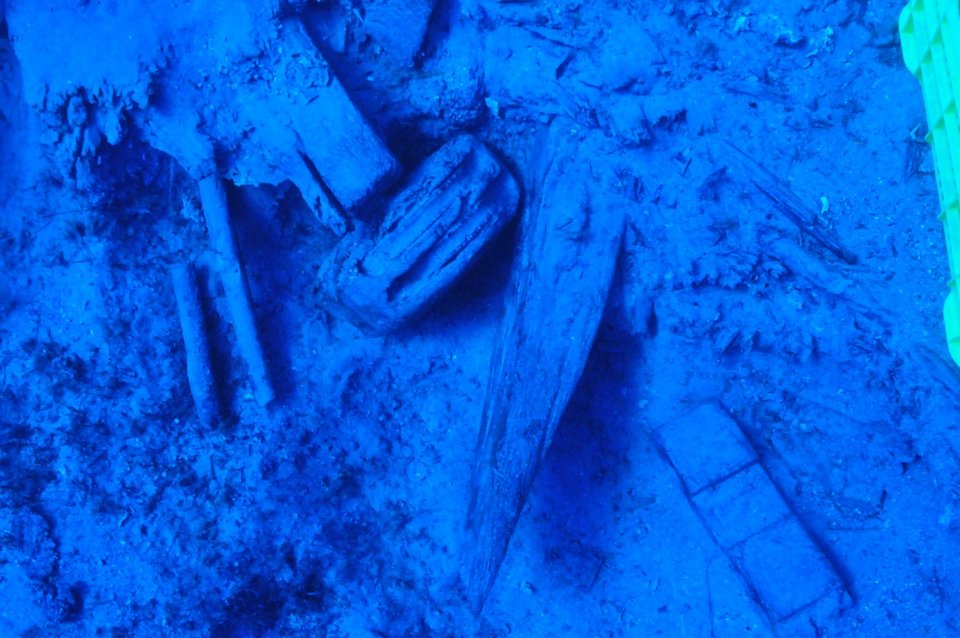 Πιόνια, χτένια και μία οδοντόβουρτσα στα ευρήματα του ιστορικού ναυαγίου ΜΕΝΤΟΡ στα Κύθηρα [εικόνες] | iefimerida.gr 1