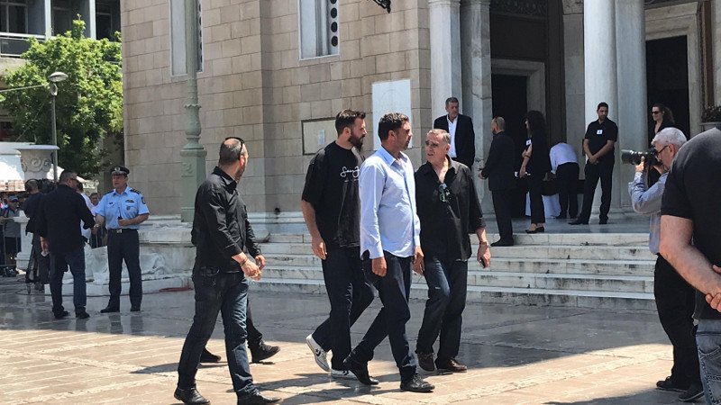 Πλήθος κόσμου στο λαϊκό προσκύνημα στη σορό του Παύλου Γιαννακόπουλου -Σήμερα η κηδεία | iefimerida.gr 4
