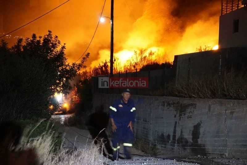 Μεγάλη πυρκαγιά στην Κεφαλονιά -Οι φλόγες έφτασαν στις αυλές του οικισμού Ζόλα [εικόνες & βίντεο] | iefimerida.gr 3