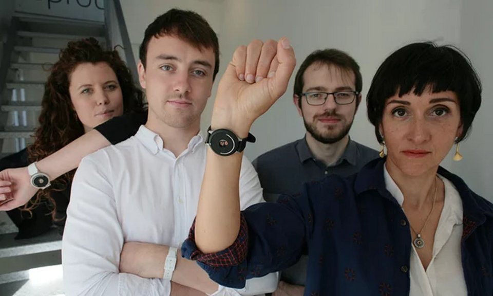 Η Ελληνίδα που έφτιαξε ΤΟ γκάτζετ -Το βραχιόλι που σου αλλάζει τη διάθεση [εικόνες] | iefimerida.gr 0