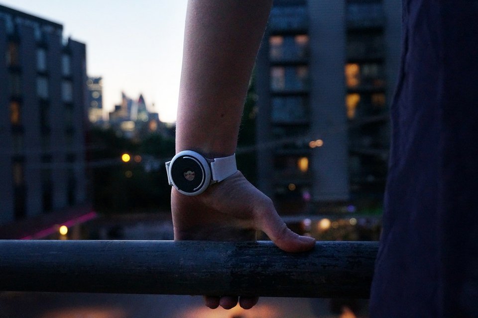 Η Ελληνίδα που έφτιαξε ΤΟ γκάτζετ -Το βραχιόλι που σου αλλάζει τη διάθεση [εικόνες] | iefimerida.gr 4