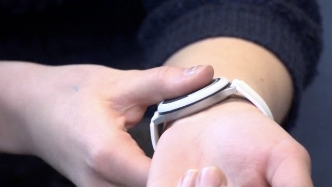 Η Ελληνίδα που έφτιαξε ΤΟ γκάτζετ -Το βραχιόλι που σου αλλάζει τη διάθεση [εικόνες] | iefimerida.gr 5