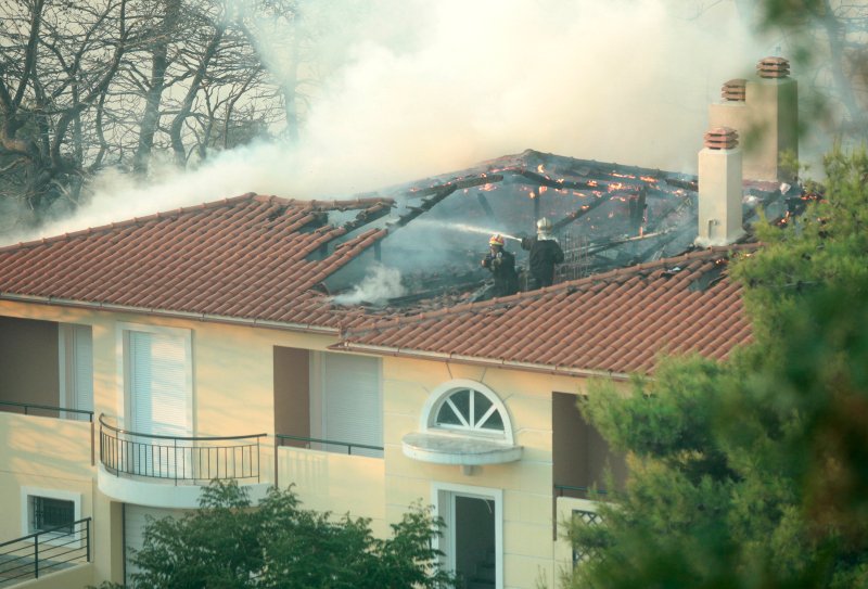 Τεράστιο πύρινο μέτωπο σε Βαρνάβα-Καπανδρίτι-Κάλαμο -Συνεχείς αναζωπυρώσεις | iefimerida.gr 25