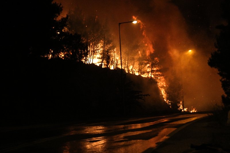 Καίγεται για τρίτη ημέρα η ανατολική Αττική-Τα μέτωπα, όλες οι πληροφορίες | iefimerida.gr 2
