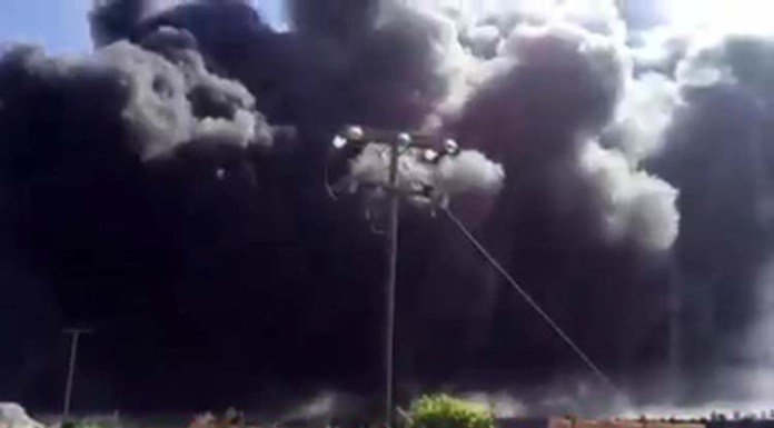 Καίει ακόμη η μεγάλη φωτιά σε εργοστάσιο ελαστικών στη Λάρισα [εικόνες] | iefimerida.gr 1