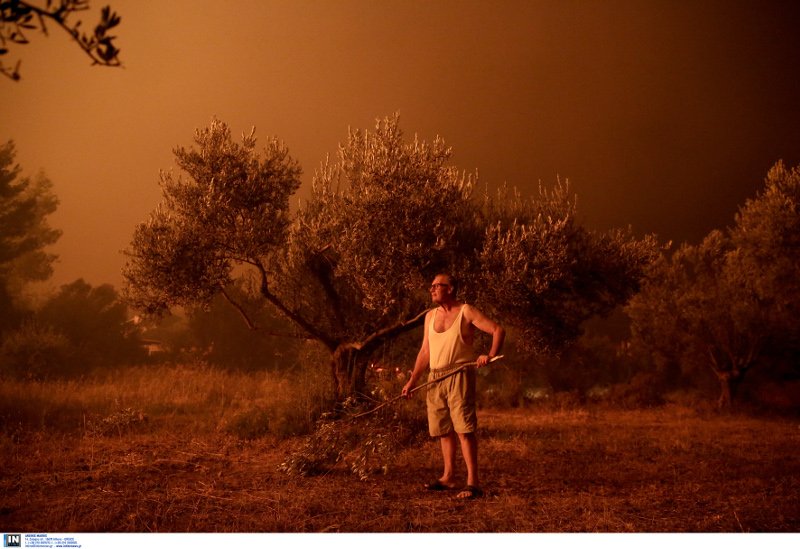 Τεράστιο πύρινο μέτωπο σε Βαρνάβα-Καπανδρίτι-Κάλαμο -Συνεχείς αναζωπυρώσεις | iefimerida.gr 30
