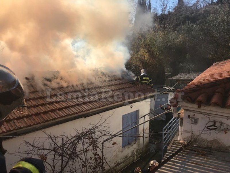 Ανδρες της Πυροσβεστικής κατέσβησαν την πυρκαγιά, αφού πρώτα βεβαιώθηκαν πως δεν υπήρχαν εγκλωβισμένοι