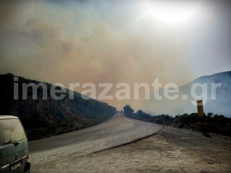Απελπιστική η κατάσταση στη Ζάκυνθο, μαίνεται η φωτιά στις Ορθονιές -Ο καπνός «πνίγει» όλο το νησί [εικόνες & βίντεο] | iefimerida.gr 6