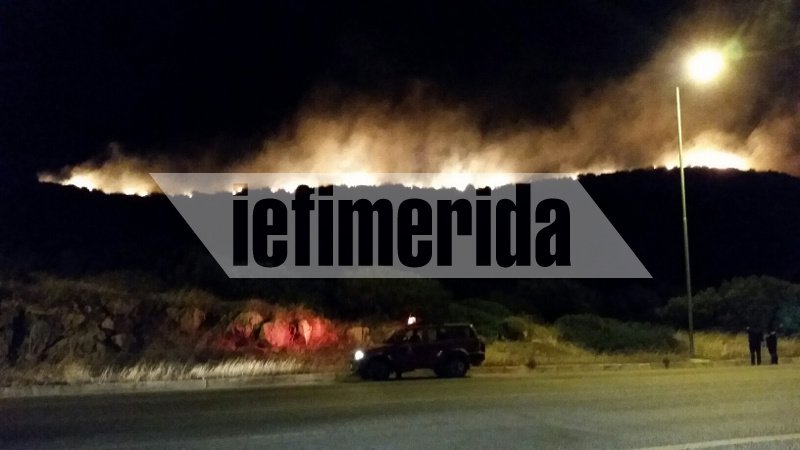 Σαρωνίδα: Εφτασε στην παραλία η μεγάλη φωτιά -Απειλούνται σπίτια [αποκλειστικές εικόνες & βίντεο] | iefimerida.gr 4