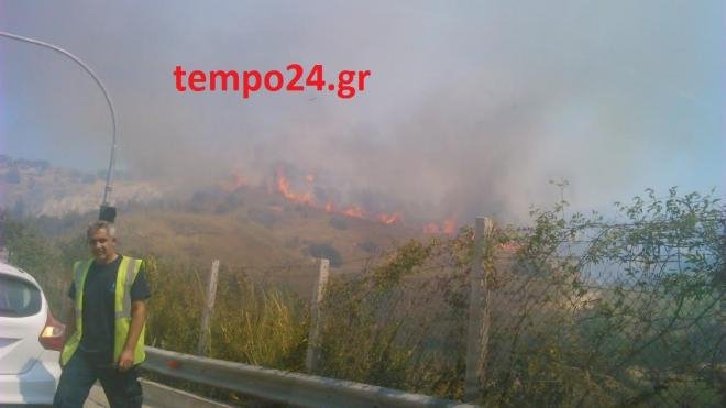 Απειλούνται κατοικημένες περιοχές από φωτιά στην Πάτρα – Τραυματίστηκαν δυο πυροσβέστες [βίντεο] | iefimerida.gr 1