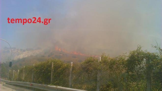 Απειλούνται κατοικημένες περιοχές από φωτιά στην Πάτρα – Τραυματίστηκαν δυο πυροσβέστες [βίντεο] | iefimerida.gr 2