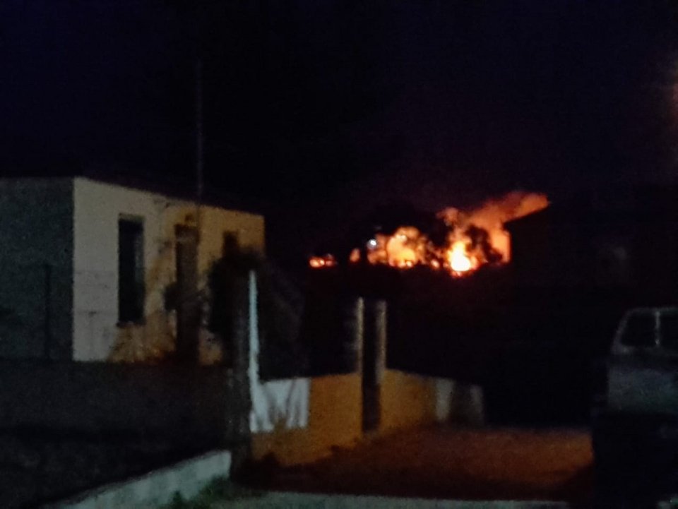 Μεγάλη φωτιά στη Σκάλα Κεφαλονιάς -Ανάμεσα σε ξενοδοχεία [εικόνες] | iefimerida.gr 1