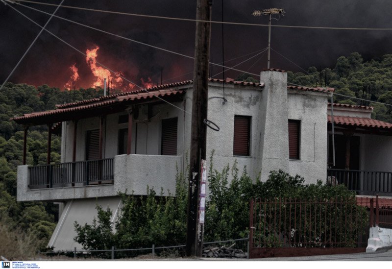 Καίει ακόμη αλλά δεν απειλεί οικισμό η φωτιά στο Ρυτό -Καθηλωμένα τα καναντέρ, λόγω συννεφιάς [εικόνες] | iefimerida.gr 2