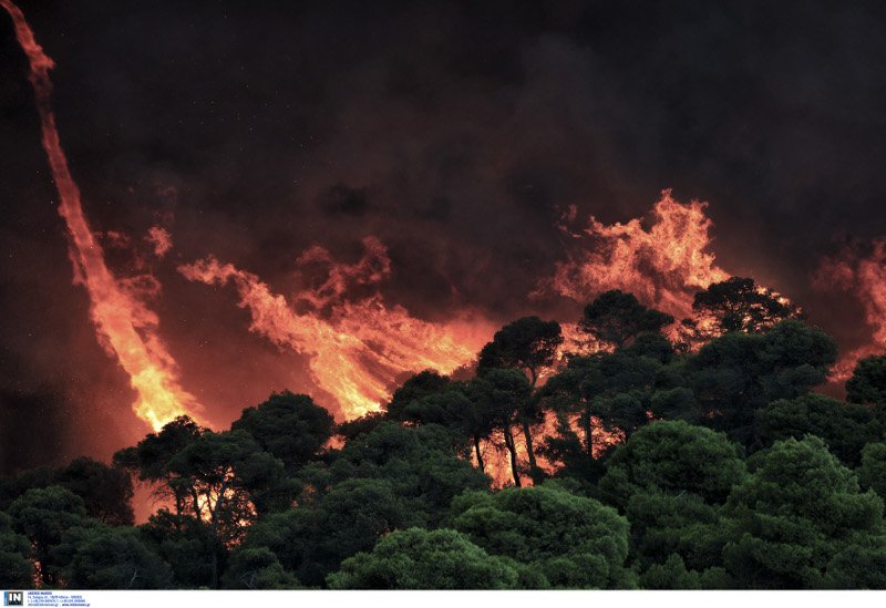 Καίει ακόμη αλλά δεν απειλεί οικισμό η φωτιά στο Ρυτό -Καθηλωμένα τα καναντέρ, λόγω συννεφιάς [εικόνες] | iefimerida.gr 3