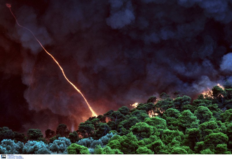 Καίει ακόμη αλλά δεν απειλεί οικισμό η φωτιά στο Ρυτό -Καθηλωμένα τα καναντέρ, λόγω συννεφιάς [εικόνες] | iefimerida.gr 5