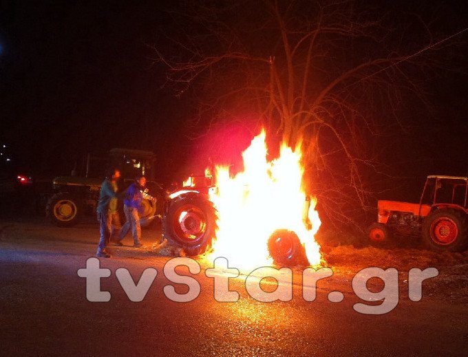 Αγρότες στον κόμβο της Αμφίκλειας έκαψαν τρακτέρ [εικόνες & βίντεο] | iefimerida.gr 0