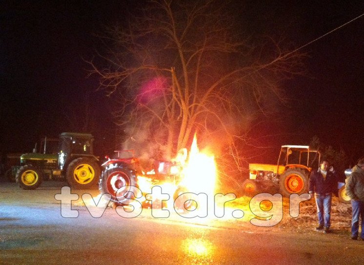 Αγρότες στον κόμβο της Αμφίκλειας έκαψαν τρακτέρ [εικόνες & βίντεο] | iefimerida.gr 1