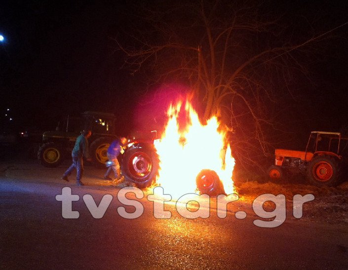 Αγρότες στον κόμβο της Αμφίκλειας έκαψαν τρακτέρ [εικόνες & βίντεο] | iefimerida.gr 2
