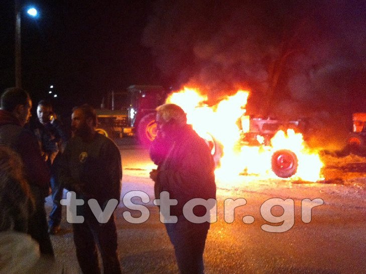 Αγρότες στον κόμβο της Αμφίκλειας έκαψαν τρακτέρ [εικόνες & βίντεο] | iefimerida.gr 3
