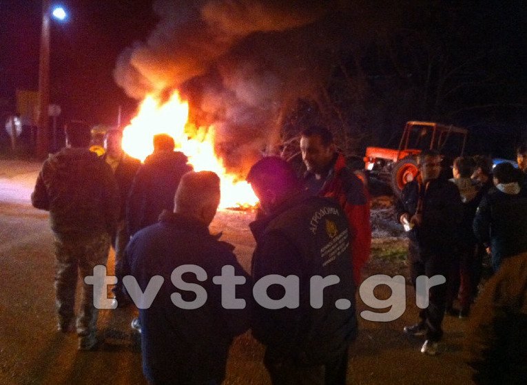 Αγρότες στον κόμβο της Αμφίκλειας έκαψαν τρακτέρ [εικόνες & βίντεο] | iefimerida.gr 4