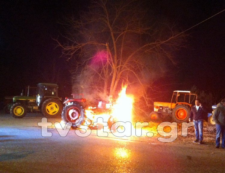 Αγρότες στον κόμβο της Αμφίκλειας έκαψαν τρακτέρ [εικόνες & βίντεο] | iefimerida.gr 5