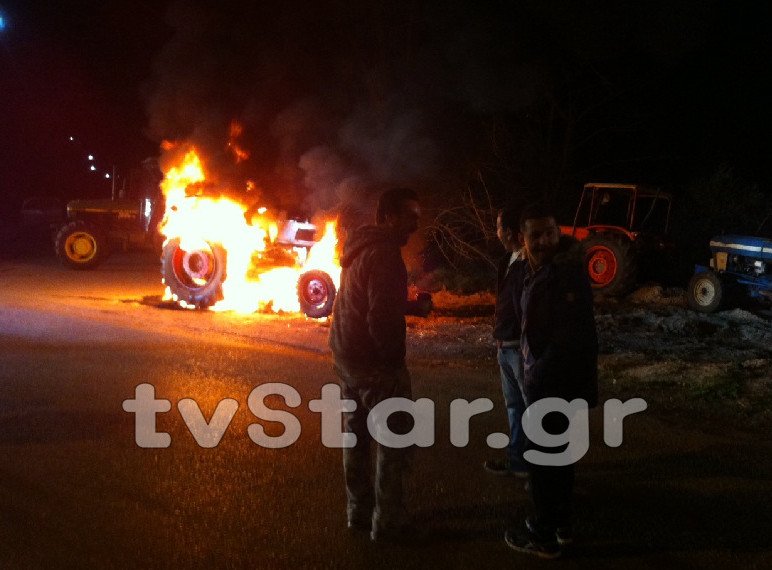Αγρότες στον κόμβο της Αμφίκλειας έκαψαν τρακτέρ [εικόνες & βίντεο] | iefimerida.gr 6