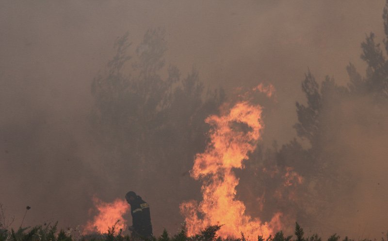 Τεράστιο πύρινο μέτωπο σε Βαρνάβα-Καπανδρίτι-Κάλαμο -Συνεχείς αναζωπυρώσεις | iefimerida.gr 1