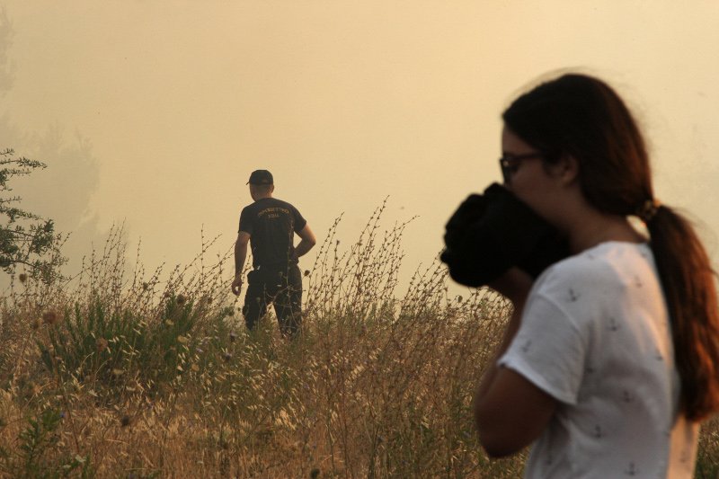 Τεράστιο πύρινο μέτωπο σε Βαρνάβα-Καπανδρίτι-Κάλαμο -Συνεχείς αναζωπυρώσεις | iefimerida.gr 7