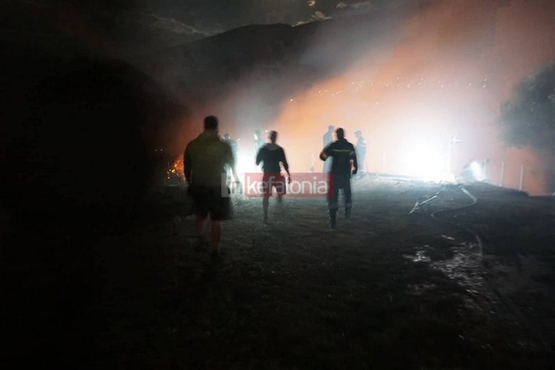 Μεγάλη πυρκαγιά στην Κεφαλονιά -Οι φλόγες έφτασαν στις αυλές του οικισμού Ζόλα [εικόνες & βίντεο] | iefimerida.gr 2