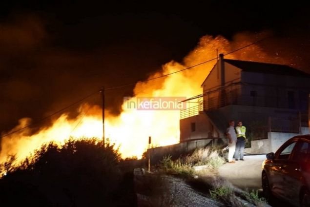 Ολονύχτια μάχη με τις φλόγες σε Κεφαλονιά και Πάτρα -Eκκενώθηκαν σπίτια [εικόνες] | iefimerida.gr 0