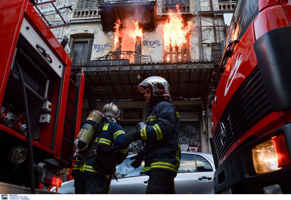 Πυρκαγιά σε εγκαταλελειμμένο κτίριο στο Μοναστηράκι [εικόνες] | iefimerida.gr 0
