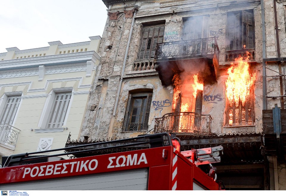 Πυρκαγιά σε εγκαταλελειμμένο κτίριο στο Μοναστηράκι [εικόνες] | iefimerida.gr 1