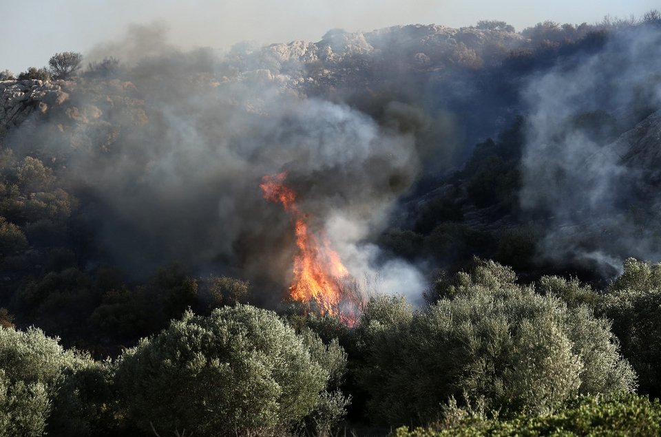 Σαρωνίδα: Εφτασε στην παραλία η μεγάλη φωτιά -Απειλούνται σπίτια [αποκλειστικές εικόνες & βίντεο] | iefimerida.gr 6