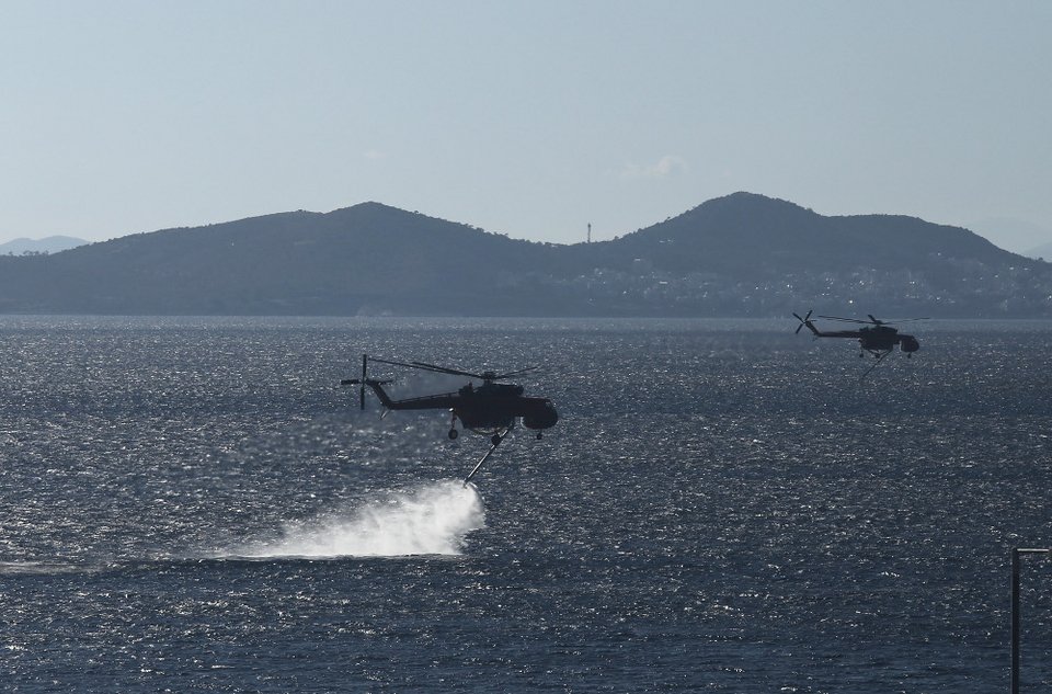 Σαρωνίδα: Εφτασε στην παραλία η μεγάλη φωτιά -Απειλούνται σπίτια [αποκλειστικές εικόνες & βίντεο] | iefimerida.gr 19