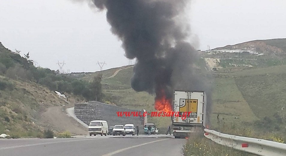 Νταλίκα πήρε φωτιά πάνω στον δρόμο στην εθνική οδό Ηρακλείου-Μοιρών [εικόνες] | iefimerida.gr 0
