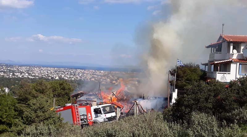 Ενας νεκρός από πυρκαγιά σε μονοκατοικία στην Αρτέμιδα [εικόνες & βίντεο] | iefimerida.gr 3