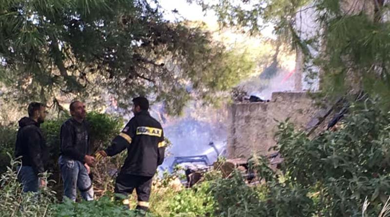 Ενας νεκρός από πυρκαγιά σε μονοκατοικία στην Αρτέμιδα [εικόνες & βίντεο] | iefimerida.gr 0