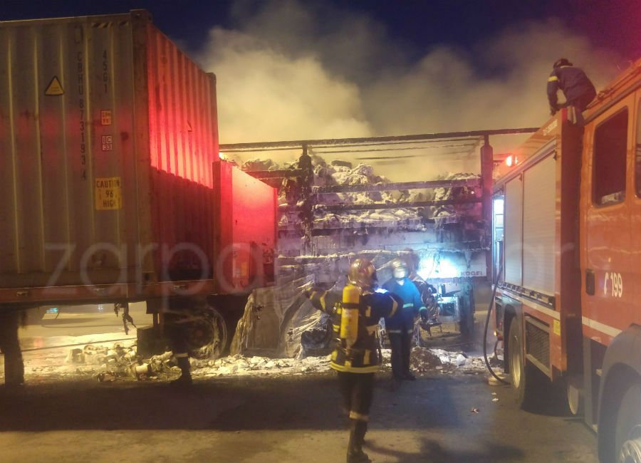 Χανιά: Παρανάλωμα του πυρός νταλίκα μέσα στο λιμάνι της Σούδας [εικόνες&βίντεο] | iefimerida.gr 1