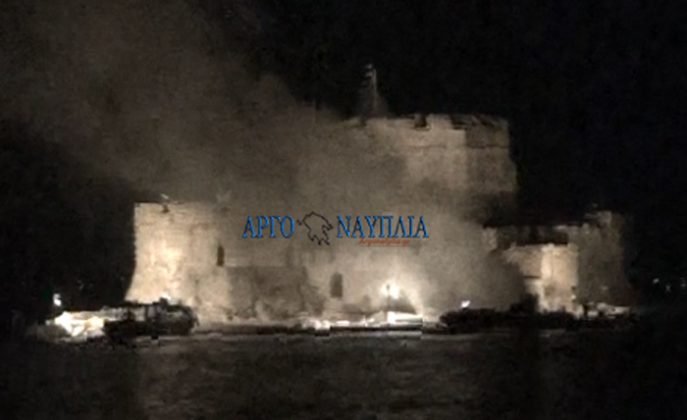 Ναύπλιο: Παρανάλωμα του πυρός σκάφος της Αρχαιολογικής υπηρεσίας από βεγγαλικά [εικόνες & βίντεο] | iefimerida.gr 0