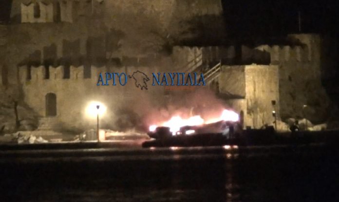 Ναύπλιο: Παρανάλωμα του πυρός σκάφος της Αρχαιολογικής υπηρεσίας από βεγγαλικά [εικόνες & βίντεο] | iefimerida.gr 1