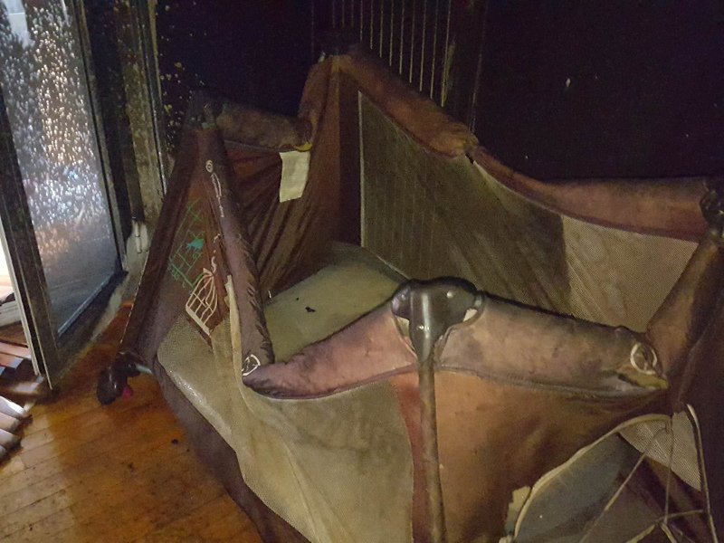 Οι πρώτες εικόνες από το «καμένο» διαμέρισμα όπου βρέθηκε μόνο του το βρέφος -Νοσηλεύεται στο «Αγία Σοφία» [βίντεο] | iefimerida.gr 1