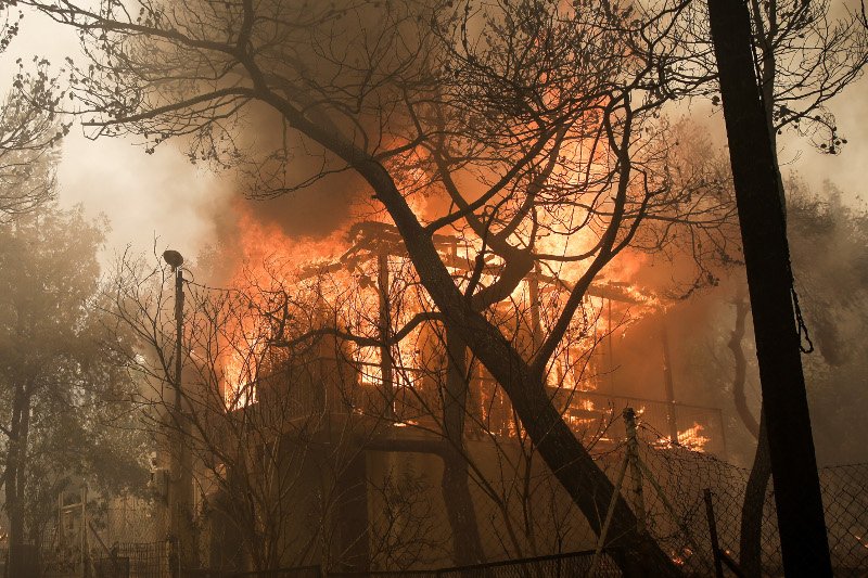 Η στιγμή που σπίτι «λαμπαδιάζει» στην Κινέτα -Δραματικές ώρες για τους κατοίκους [εικόνες] | iefimerida.gr 1