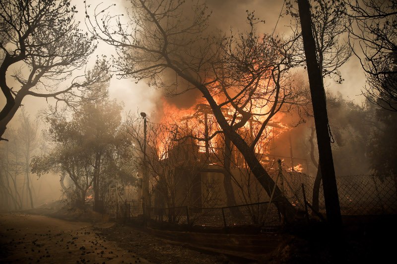 Η στιγμή που σπίτι «λαμπαδιάζει» στην Κινέτα -Δραματικές ώρες για τους κατοίκους [εικόνες] | iefimerida.gr 3