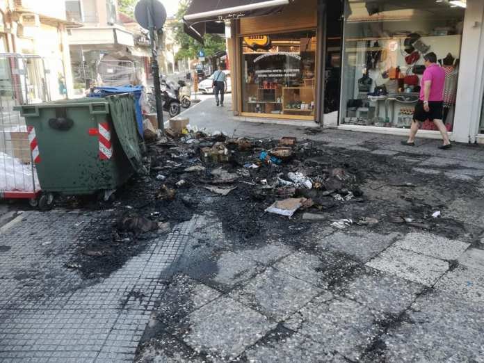 Φωτιά σε σκουπίδια στο κέντρο της Λάρισας, κινδύνεψαν καταστήματα [εικόνες] | iefimerida.gr 0