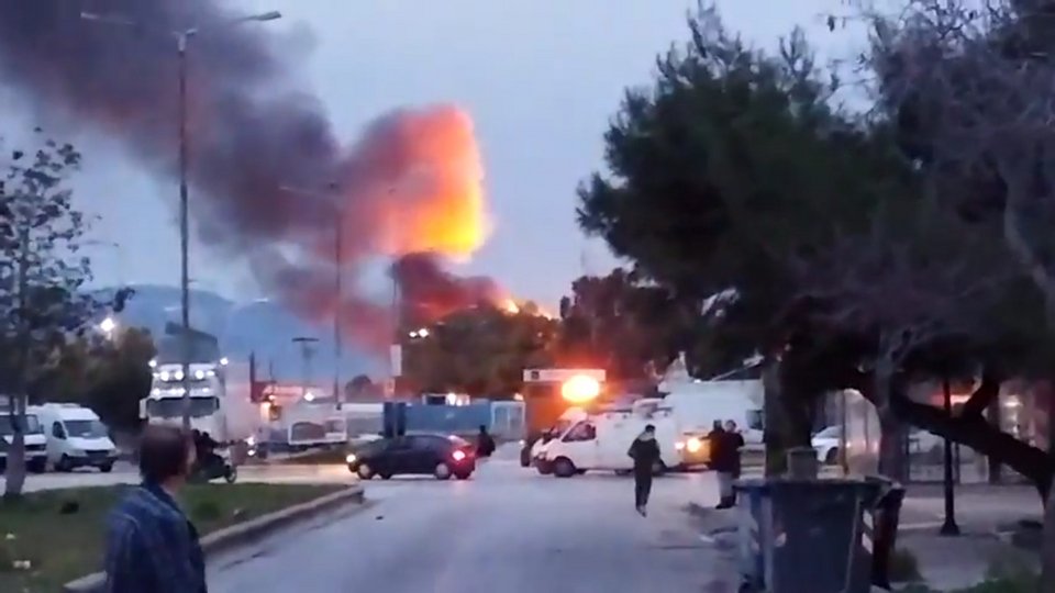 Μεγάλη πυρκαγιά με εκρήξεις σε υπαίθρια αποθήκη ελαστικών στον Ταύρο [εικόνες & βίντεο] | iefimerida.gr 3