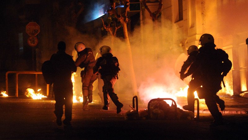 Πεδίο μάχης τα Εξάρχεια -Μολότοφ, φωτιές και χημικά  | iefimerida.gr 11