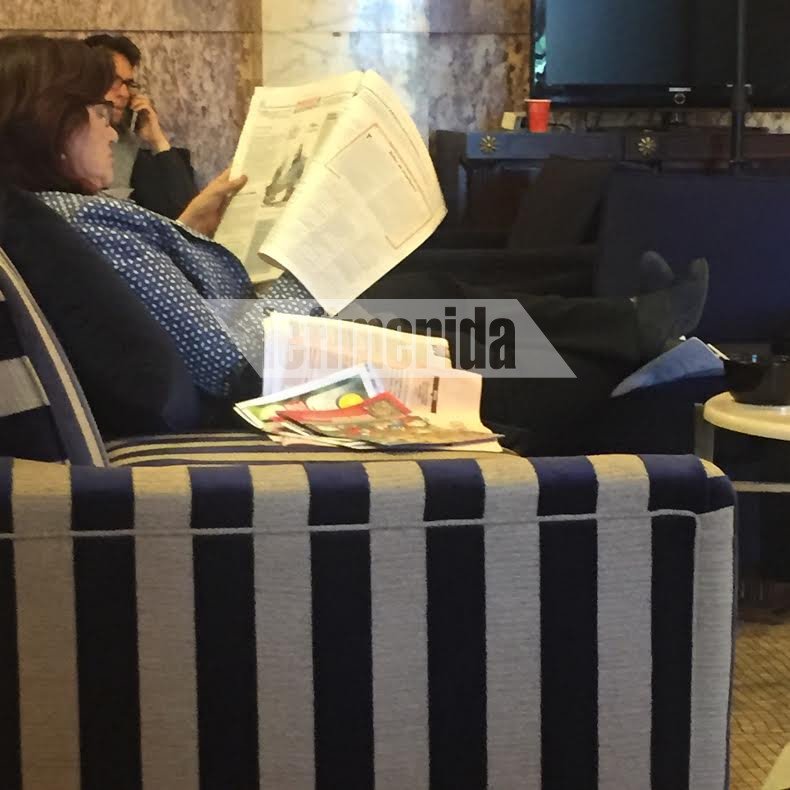 Οι ξάπλες υπουργών του ΣΥΡΙΖΑ  στους καναπέδες της Βουλής [εικόνες] | iefimerida.gr 0