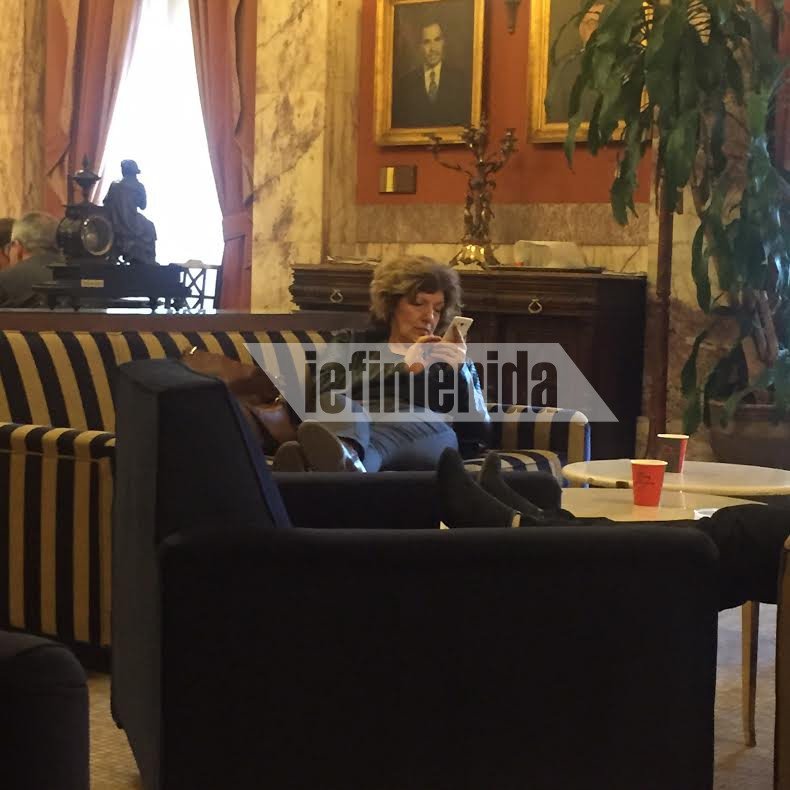 Οι ξάπλες υπουργών του ΣΥΡΙΖΑ  στους καναπέδες της Βουλής [εικόνες] | iefimerida.gr 2