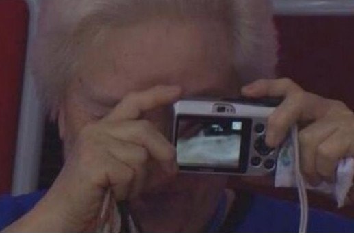 Συμπαθέστατη ηλικιωμένη κλέβει την παράσταση στο Σότσι -Κάτι κάνει λάθος με τη φωτογραφική μηχανή [εικόνα] | iefimerida.gr 0