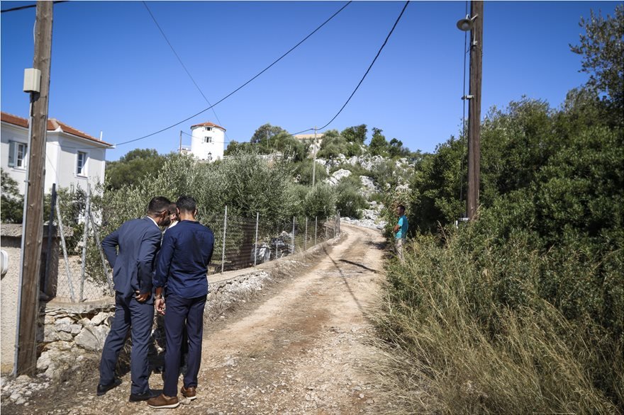 «Οι πρώτοι μετα-μνημονιακοί περίπατοι» -Αγκαλιές, selfies και διάγγελμα Τσίπρα στην Ιθάκη | iefimerida.gr 4